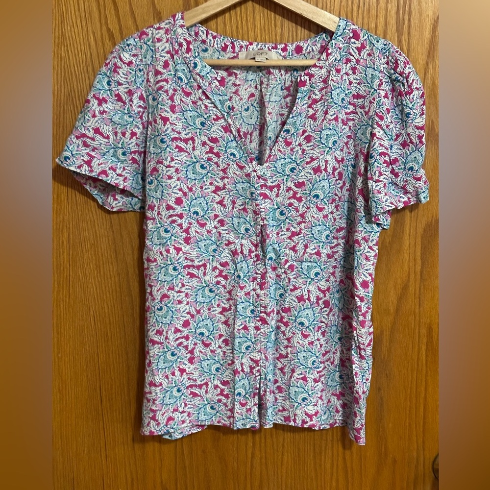 Loft sz medium Floral V-Neck Women‎ Top(AC)
